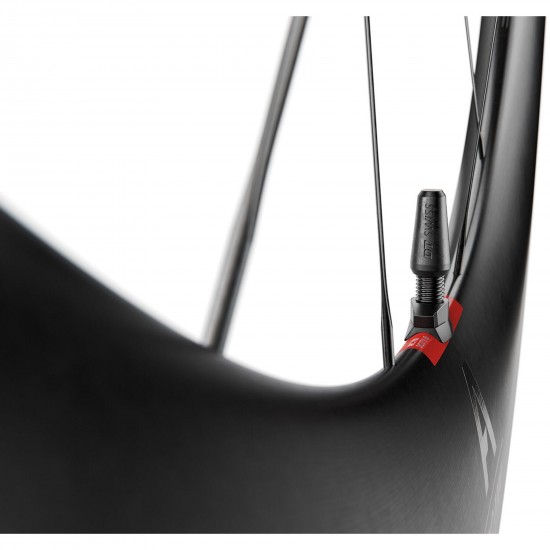 DT Swiss ARC 1100 DICUT disc brake wheel, carbon clincher 55 x 22 mm rim, rear DT Swiss ARC 1100 DICUT disc brake wheel, carbon clincher 55 x 22 mm rim, rear